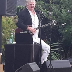 Rodolphe Burger sur l'île de Batz, concert en soutien aux migrants. Rodolphe Burger sur l'île de Batz, concert en soutien aux migrants.